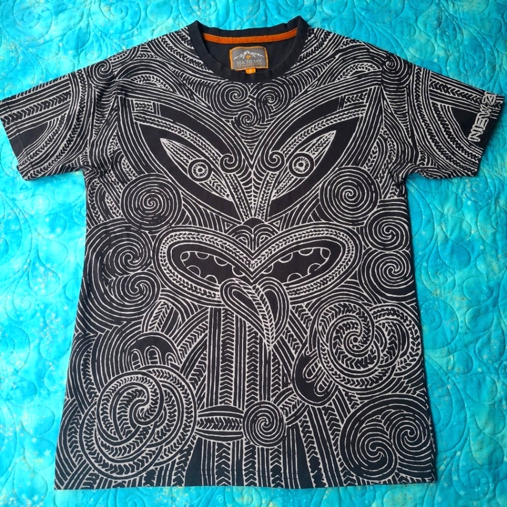 Earth Sea Sky New Zeland 100% Cotton Crewneck Black White Mask MAORI Tee Shirt S